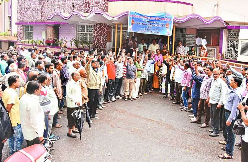 patrika निगमकर्मियों ने सुबह की नारेबाजी, दोपहर में दाल-बाटी का आयोजन