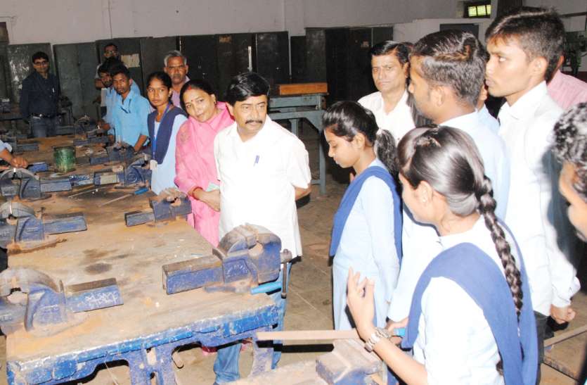 Inspection of IITI स्वरोजगार कर अपने पैरों पर खड़े होना चाहते हैं, नौकरी नहीं दूसरों को रोजगार देना चाहते हैं