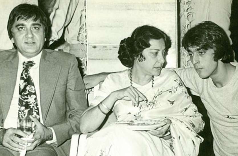 sanjay dutt sunil dutt and nargis संजय दत्त की मां का ये आखरी मैसेज सुन हो जाएंगी आपकी आंखे नम, वीडियो हुआ वायरल