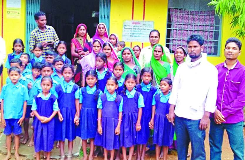 cg news एक शिक्षक के भरोसे चल रहा स्कूल, शिक्षा अधिकारी को ज्ञापन सौंपकर व्यवस्था करने की गई मांग