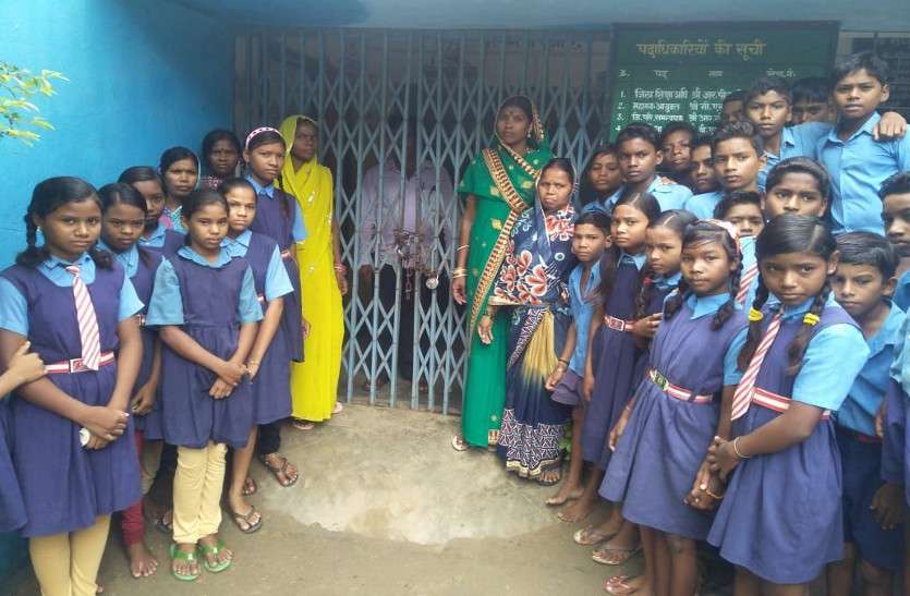 Tribal student organization in barwani छात्र संगठन ने रैली निकालकर किया सहायक आयुक्त कार्यालय का घेराव
