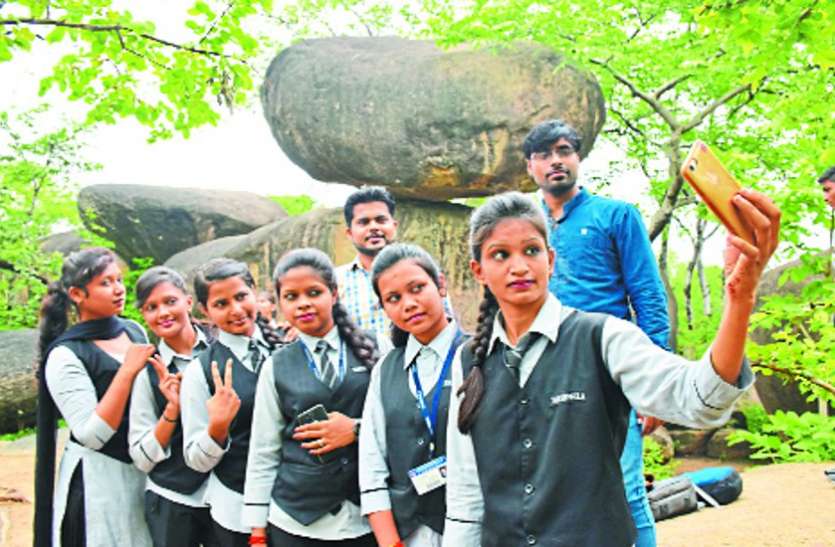 This heavy rock is hanging in air international rock day : हवा में लटकी है ये भारी भरकम चट्टान, भूकंप भी नहीं डिगा पाए इसका वजूद