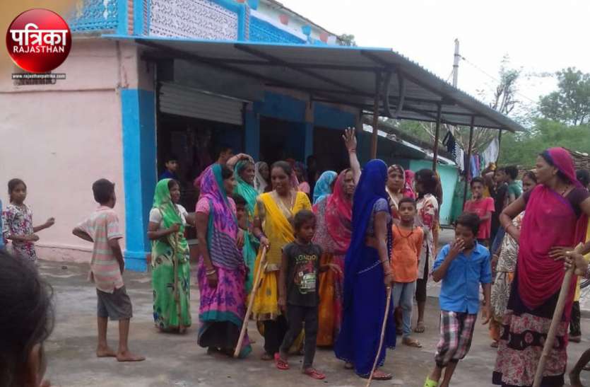 banswara राजस्थान में यहां महिलाओं ने धरा काली का रूप और कर दिया शराब के अड्डों का विनाश, पुलिस रही बेखबर