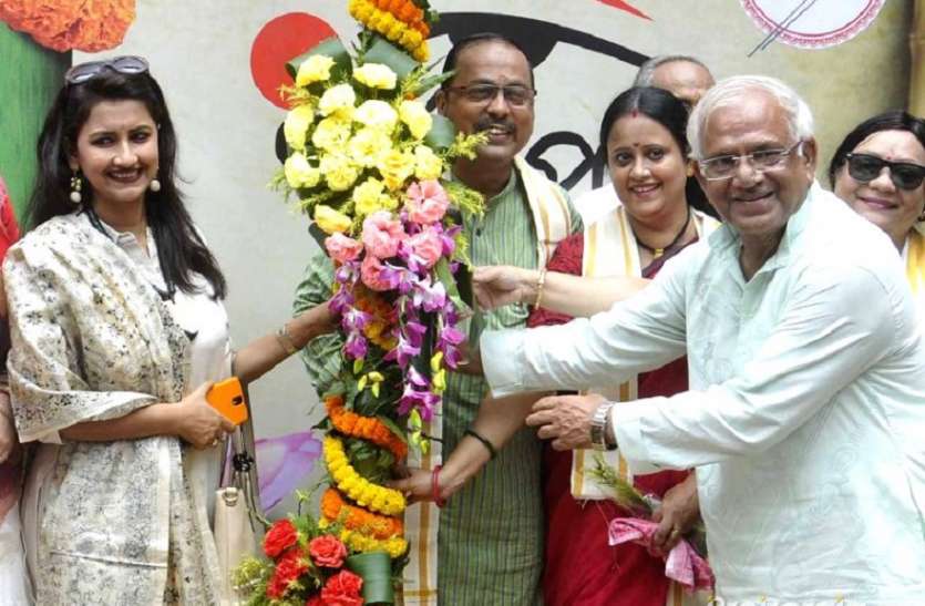 kolkata west bengal मंत्री ने मेनका गांधी की निंदा की