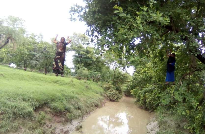 news तार के सहारे पार करते हैं दस फीट चौड़ा नाला