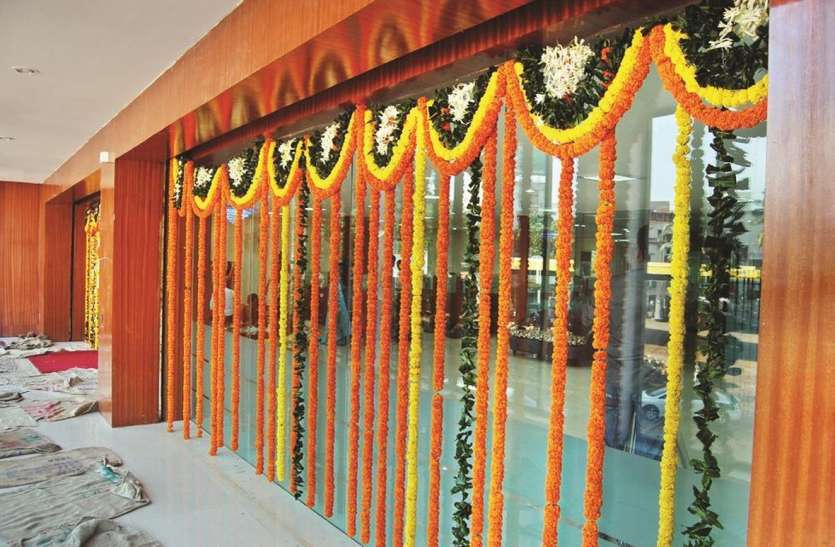 खुशियों के शामियाने महक रहे फूलों से खुशियों के शामियाने महक रहे फूलों से
