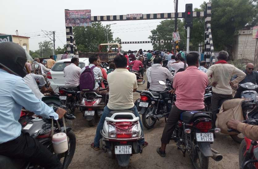 इस डगर पर बढ़ी मुश्किल ,फिसलन से वाहन चालक परेशान रहे इस डगर पर बढ़ी मुश्किल ,फिसलन से वाहन चालक परेशान रहे