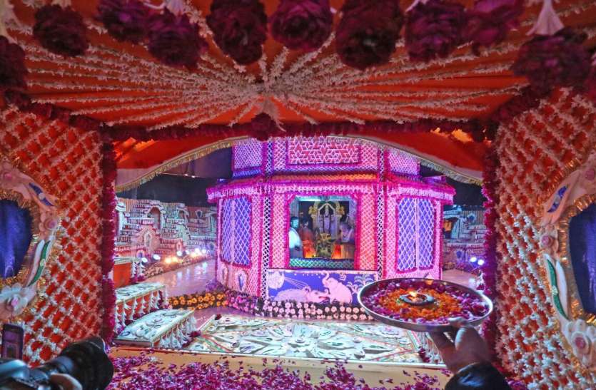 Bhagvan laxmi venktesh mandir indore news पुष्करणी के बीच जल व पुष्प बंगले में दिए प्रभु वेंकटेश ने दिव्य दर्शन
