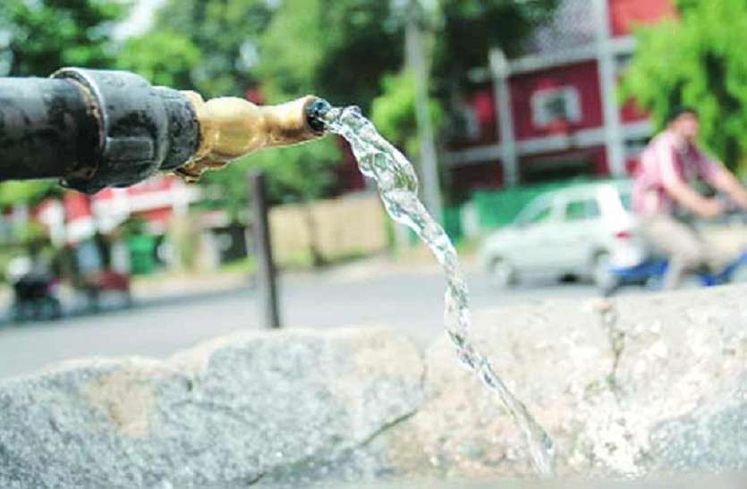 news शहरी पुनर्गठित जलयोजना के तहत घरों में कनेक्शन तो लगा दिए, लेकिन लीकेज इतने ज्यादा कि पानी बीच राह ही व्यर्थ बह जाता है