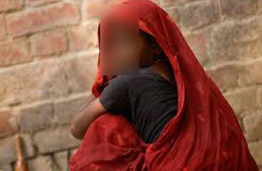Women पति गया था बाहर, कमरे में घुसे देवर ने भाभी को इस हाल में देखा तो रह गया सन्न