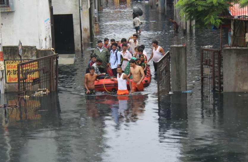 The water of the bay filled in the Parvat area of Surat सूरत के परवत क्षेत्र में भरा खाड़ी का पानी, नाव चली