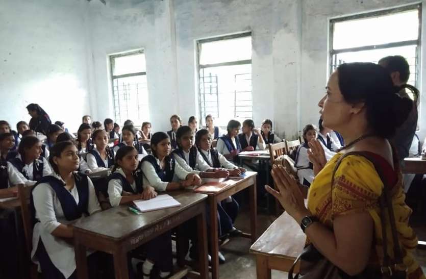 Increase the morale of mothers मातृशक्तियां निकलीं बेटियों का मनोबल बढ़ाने