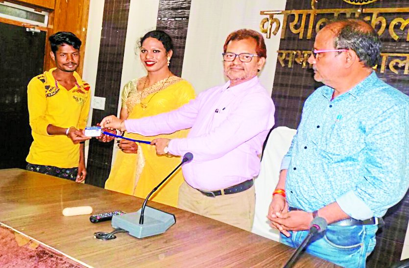 पहचान पत्र प्राप्त करतीं थर्ड जेंडर। हमें सम्मान से जीने का अधिकार नहीं.... ऐसा किसने कहा