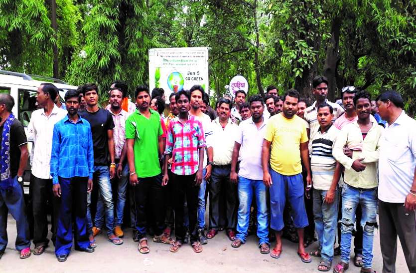 सब एरिया मैनेजर का घेराव किया ड्राइवर और ठेका कर्मचारियों ने घेरा सब एरिया का दफ्तर, जम कर की नारेबाजी