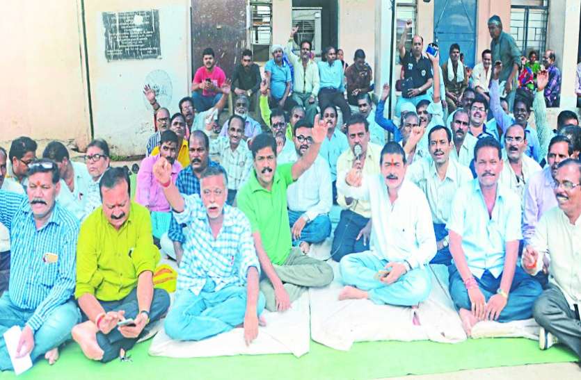 Strike unorganized labor registers corporation worker ये कैसी हड़ताल, असंगठित श्रमिकों के पंजीयन का काम भी कर रहे निगमकर्मी