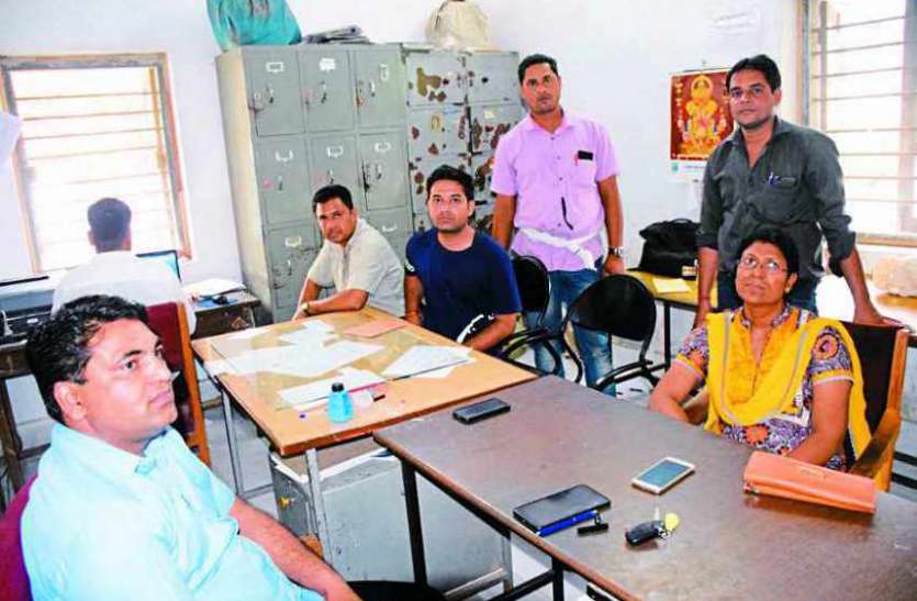 Postal sub divisional inspector bribe Lokayukta Raid डाक विभाग का उपसंभागीय निरीक्षक ले रहा था घूस, लोकायुक्त टीम ने एेसे दबोचा