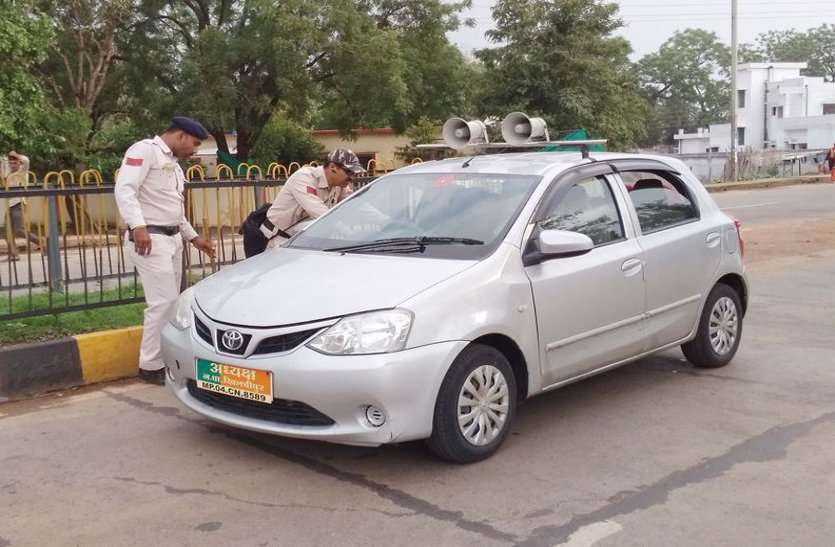 patrika पुलिस के आगे नहीं चली इस भाजपा नेता की, और बना दिया चालान