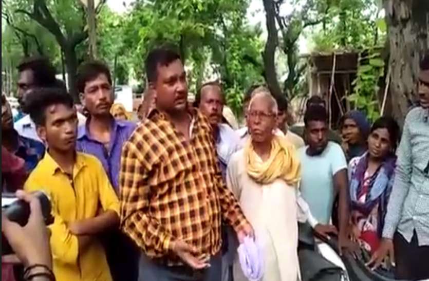 bahraich शराब के नशे में ग्रामीणों को पीटने का आरोप, पीड़ित ग्रामीणों ने SP दफ्तर का किया इंसाफ के लिए घेराव