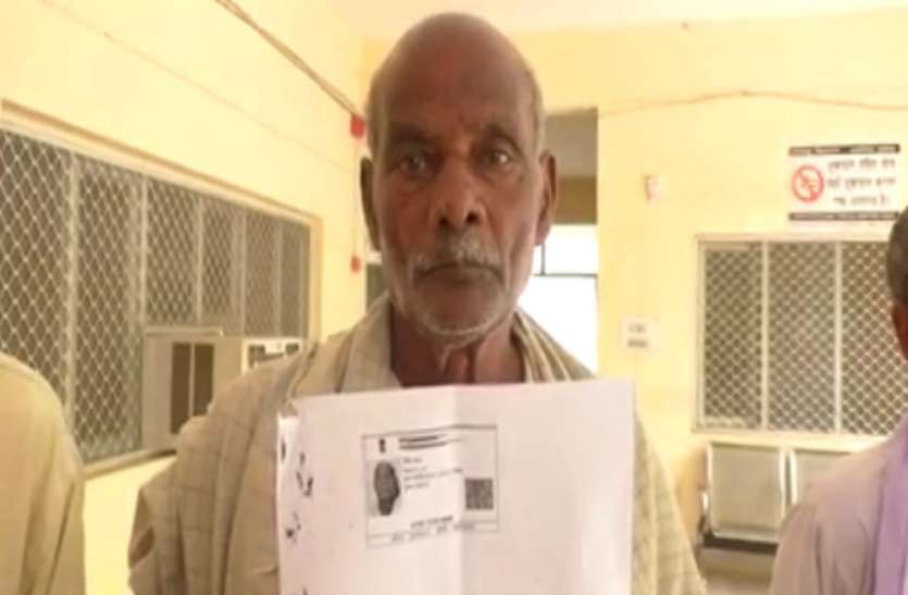 barabanki जिंदा को मरा दिखाकर भू माफियाओं ने हड़प ली उसकी जमीन, डीएम से लगाई इंसाफ की गुहार, जांच के निर्देश