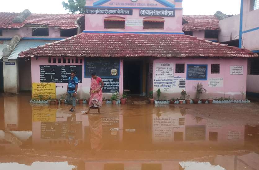 water logging in basic school आखिर क्यों सरकारी स्कूल के बच्चों पर मंडरा रहा है खतरा
