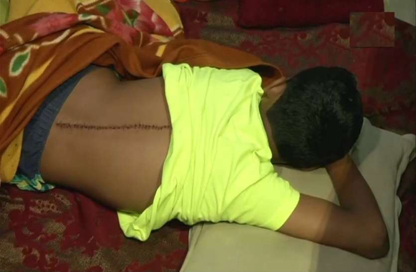Blade Attack in Delhi दिल्ली के बदरपुर इलाके में 7वीं क्लास के बच्चे पर ब्लेड से हमला, सीट को लेकर हुआ था विवाद