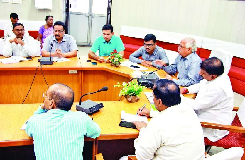 meeting सेफिया कॉलेज नाले को लेकर तकरार, बोले- सरकार मेरी है, मैं चाहे जहां कुर्सी डालकर बैठूं
