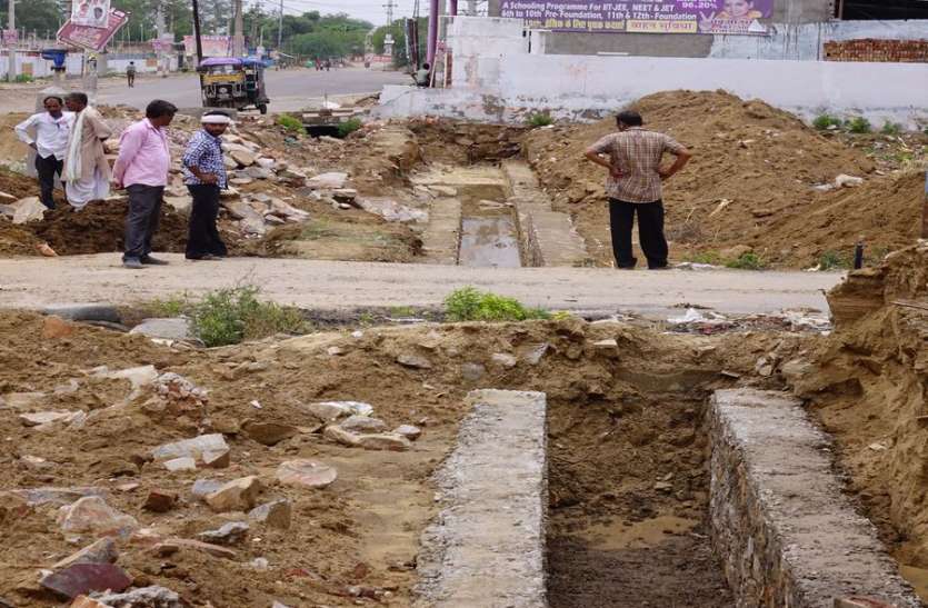 gaurav path गौरव पथ पर नाला निर्माण में कर रहे मनमर्जी