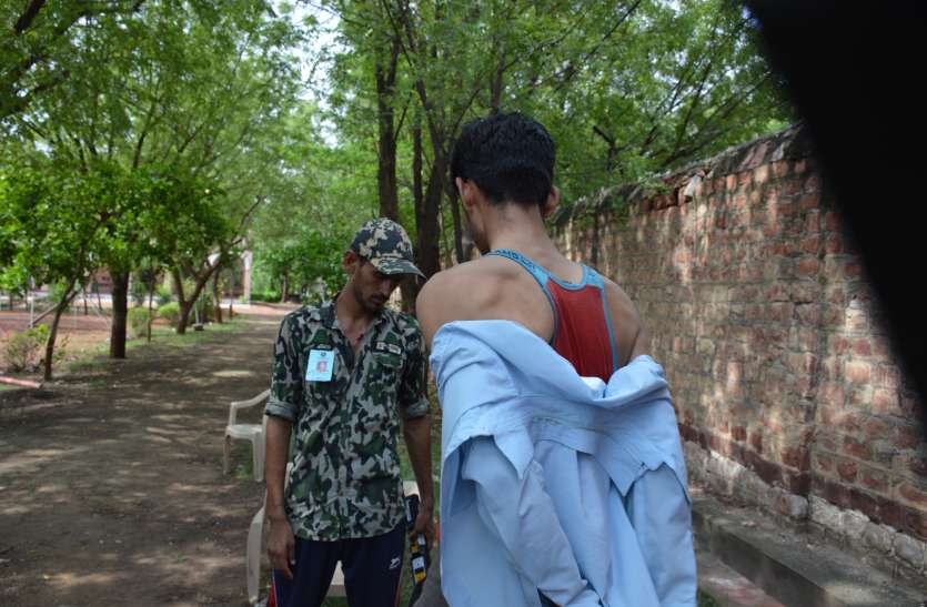 nagaur news परीक्षा केंद्र के बाहर परीक्षार्थियों ने उतारे कपड़े, जानिए क्यों