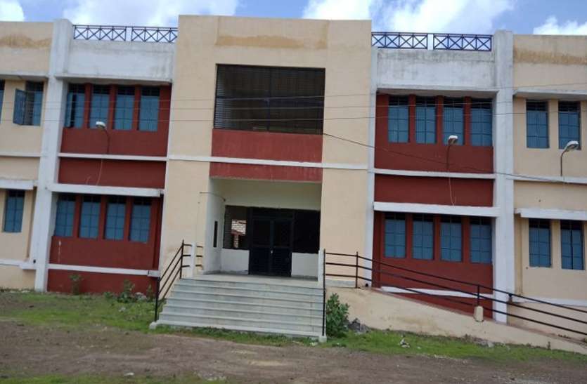 dewas दो वर्ष बाद भी नियुक्त नहीं कर पाए शिक्षक