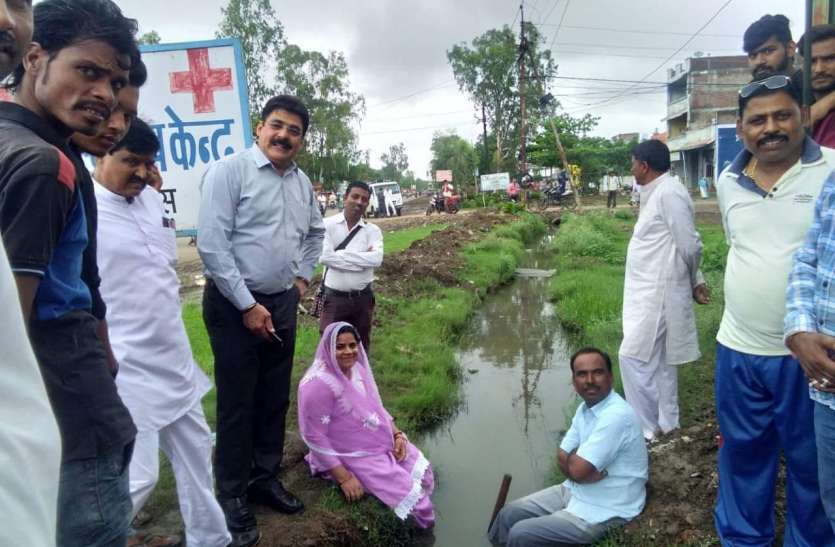 patrika नाले में उतरी पार्षद, गुस्साए लोगों ने लगाया जाम