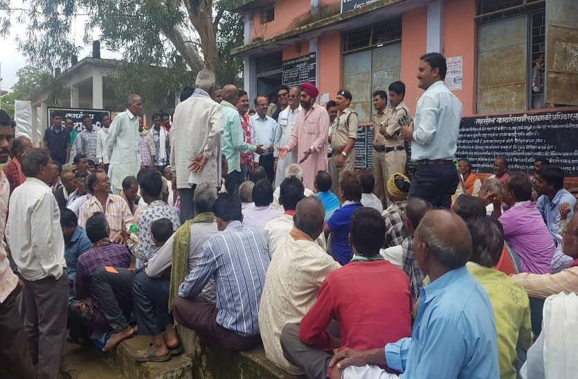 system बोईरडीह के किसानों ने किया तहसील कार्यालय का घेराव