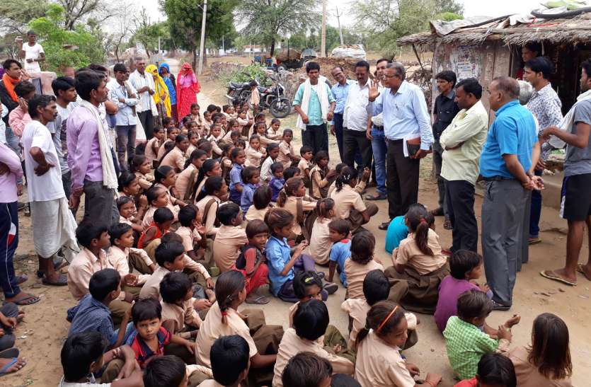 lalsot school शिक्षकों की कमी पर ग्रामीणों का फूटा रोष, स्कूल पर जड़ा ताला