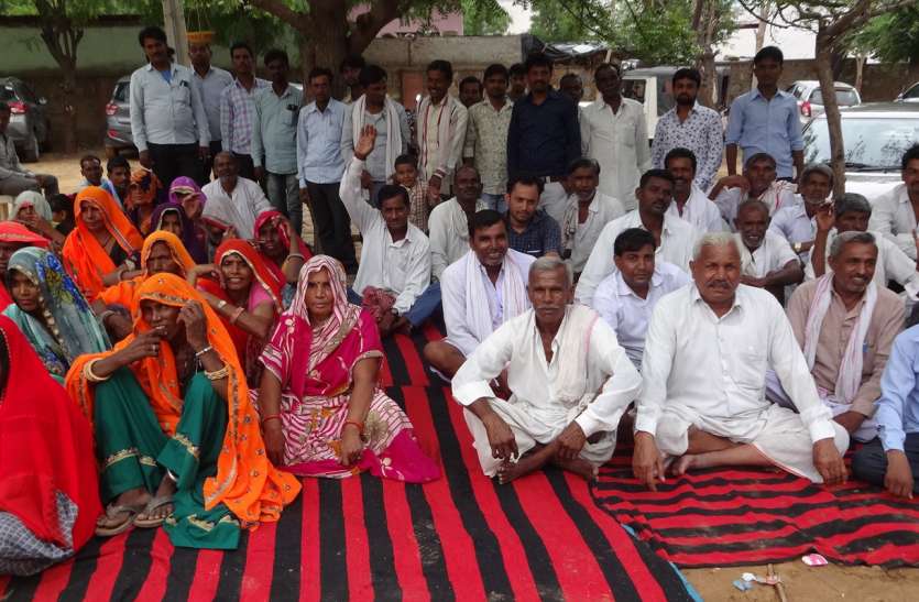 lalsot news एसडीएम कार्यालय में धरना, पेयजल लाइन बिछाने की मांग