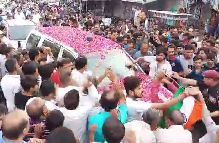 mukut bihari meena शहीद मुकुट बिहारी की अंतिम विदाई में उमड़े हजाराें लोग, नम थी हर किसी की आंखें