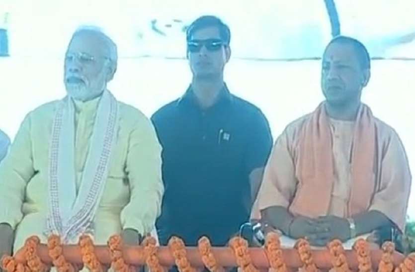 Narendra Modi Azamgarh Rally Narendra Modi Azamgarh Rally Live: आजमगढ़ पहुंचे प्रधानमंत्री नरेन्द्र मोदी, भीड़ देख हुए गदगद, पूर्वांचल एक्सप्रेसवे का करेंगे शिलान्यास