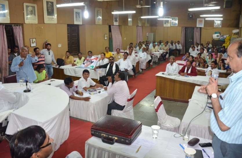 nagar nigam budget sammelan khandwa madhya pradesh विपक्ष के साथ ही सत्ता पक्ष ने घेरा, तू-तू-मैं-मैं की बनी स्थिति, हंगामे की भेंट चढ़ा सम्मेलन, बजट नहीं हुआ पास