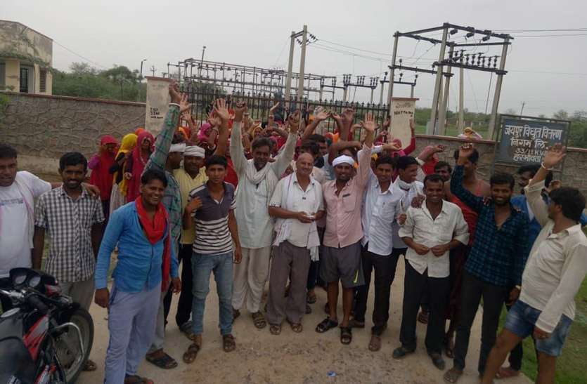 प्रदर्शन हरभांवता विद्युत फीडर से तीन दिन से आपूर्ति ठप, ग्रामीणों ने जीएसएस पर लगाया ताला