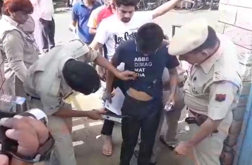 Strict Dress Code for Police Constable Written Exam in Rajasthan राजस्थान पुलिस कांस्टेबल भर्ती परीक्षा: बेरोजगारों को वर्दी पहनाने से पहले उतरवाई शर्ट, लंबी बाजुओं पर चली कैंची
