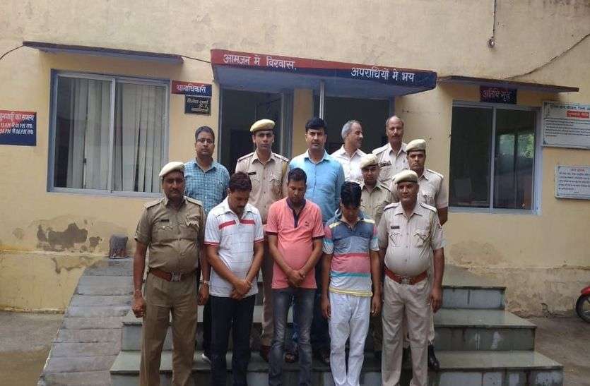 Rajasthan police biggest cheating gang arrested by alwar police राजस्थान पुलिस कांस्टेबल भर्ती : पुलिस ने गिरफ्तार किया नकल का सबसे बड़ा गिरोह, लाखों रुपए लेकर इस तरह कराते थे नकल