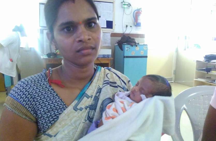 ... when doctor save the 800 grams new baby to life ...जब भगवान बनकर दी 800 ग्राम की बच्ची को नई जिंदगी