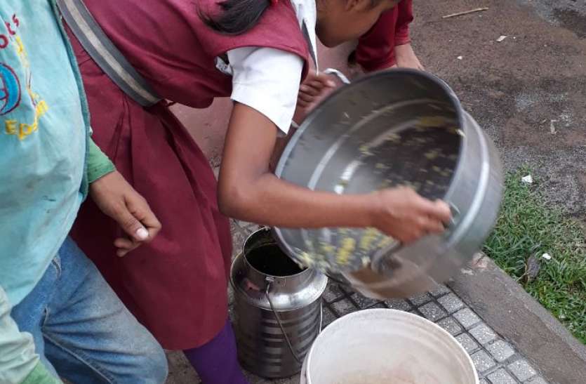 Central kitchen operators giving food to Monsanto by putting Kashmiri Mid-day meal arrangements : कश्मिरी मिर्च डाल कर नौनिहालों की थाली में मध्याह्न भोजन दे रहा सेंट्रल किचेन संचालक