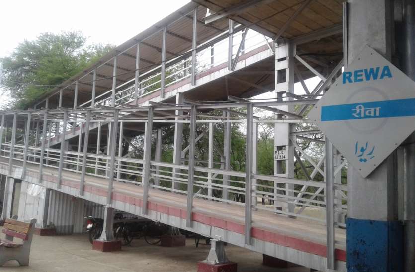 Such a railway station Where wither Catching train ऐसा रेलवेस्टेशन जहां भीगते हुए पकडऩी पड़ रही ट्रेन
