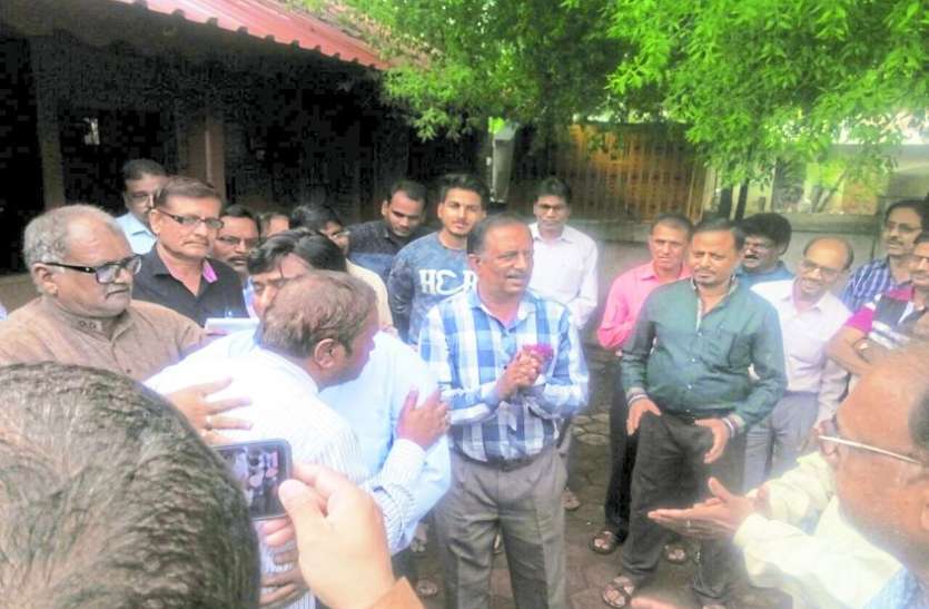 Slapping case ऐसा क्या हुआ कि तहसीलदार को सब के सामने बाबू को गले लगाकर मांगना पड़ी माफी