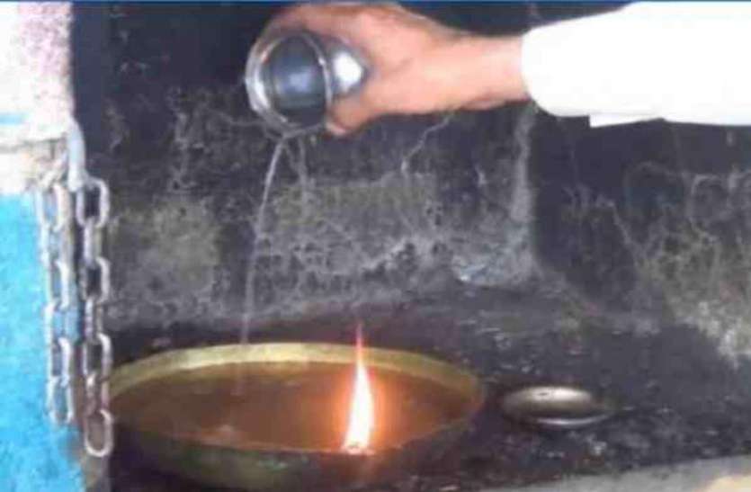 omg इस मंदिर में तेल नहीं पानी से जलता है दीपक, चमत्कार को देखने दूर-दूर से आते हैं लोग