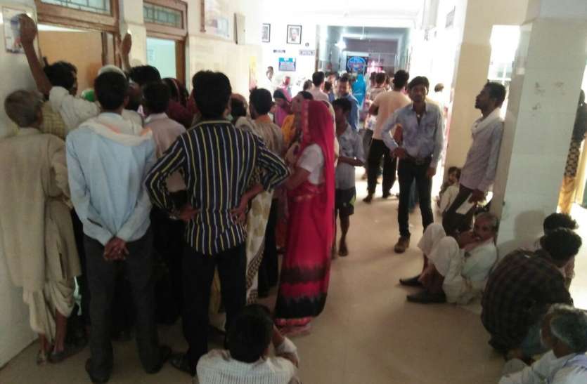 21 Doctor collective resignations Hospital health services are bad Breaking News 21 डॉक्टरों ने दिए सामूहिक इस्तीफे, बेपटरी हुई जिला अस्पताल की स्वास्थ्य सेवाएं, ये हुआ मरीजों का हाल