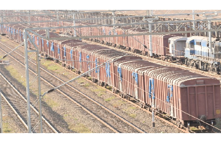 train INDIAN RALWAY : जानें क्यों घंटों देरी से चल रही हैं ट्रेनें?