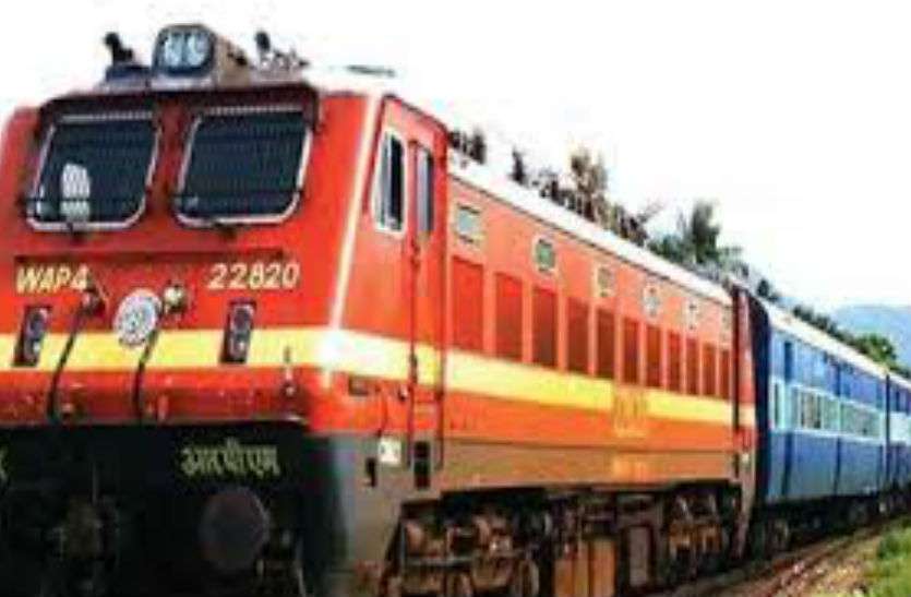 Girl not found in train at the station स्टेशन में पानी पीने उतरी 17 साल की किशोरी, ट्रेन चली तो परिजनों के उड़ गए होश