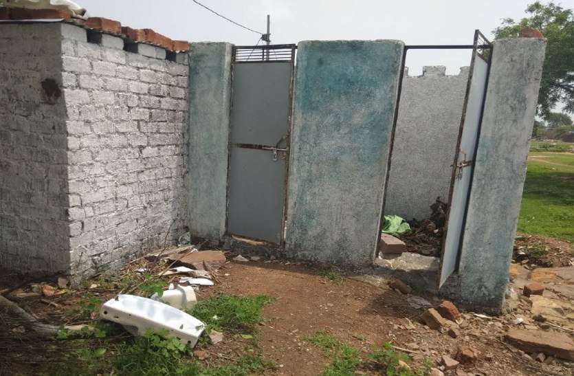 vidisha, vidisha news, vidisha patrika, patrika news, patrika bhopal, bhopal mp, swachh bharat, clean india, toilet, odf toilet, sarpanch, जिला ओडीएफ घोषित उसके बाद भी खुले में शौच जाते हैं लोग