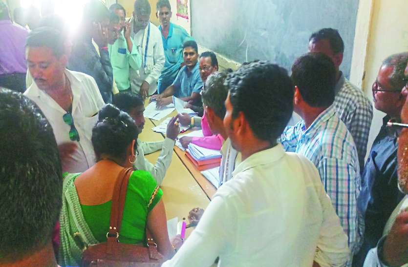 Bemetara Shikshakarmi news, Bemetara Breaking news, Bemetara amalgamation News ऐसा क्या हुआ कि संविलियन शिविर से निराश होकर लौट गए शिक्षाकर्मी, सिर्फ 120 का हुआ पंजीयन