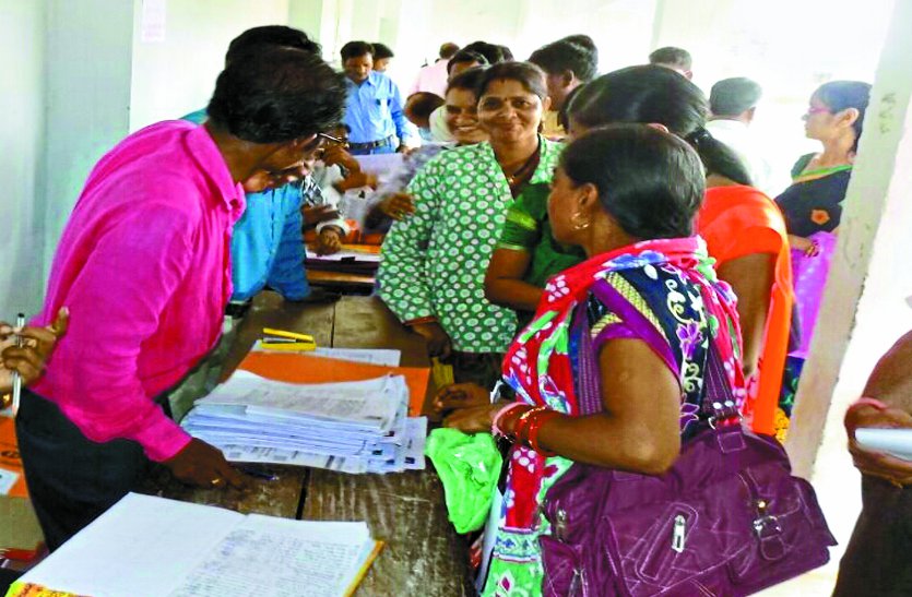 shikshakarmi Sanviliyan बालोद विकासखंड के 703 शिक्षाकर्मियो में 518 का होगा संविलियन, कागजी कार्रवाई में ही बीत गया पहला दिन